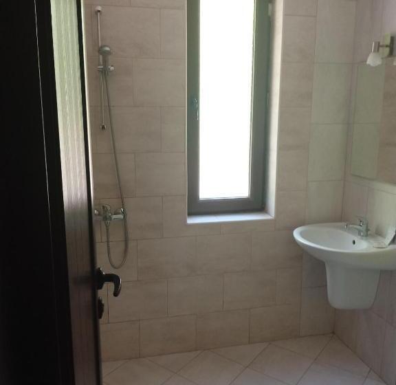 스탠다드 트리플 룸, Park Hotel Stratesh