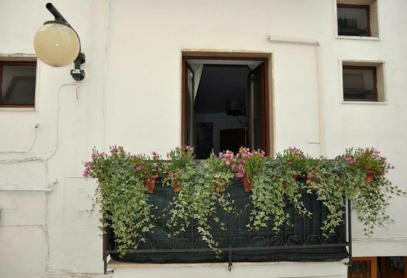 Четырехместный Номер Стандарт с Балконом, Arco Michele