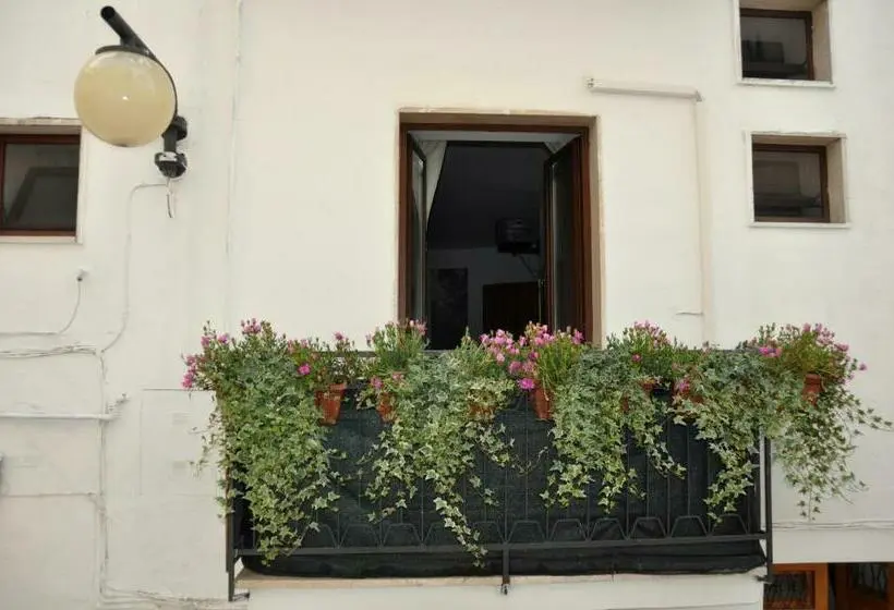 Pokój Czteroosobowy Standard z Balkonem, Arco Michele