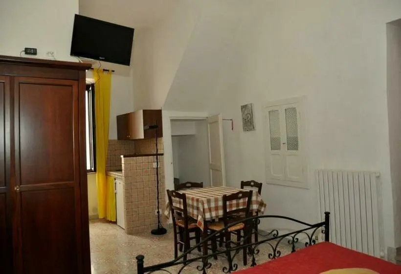 Pokój Standard Trzyosobowy, Arco Michele
