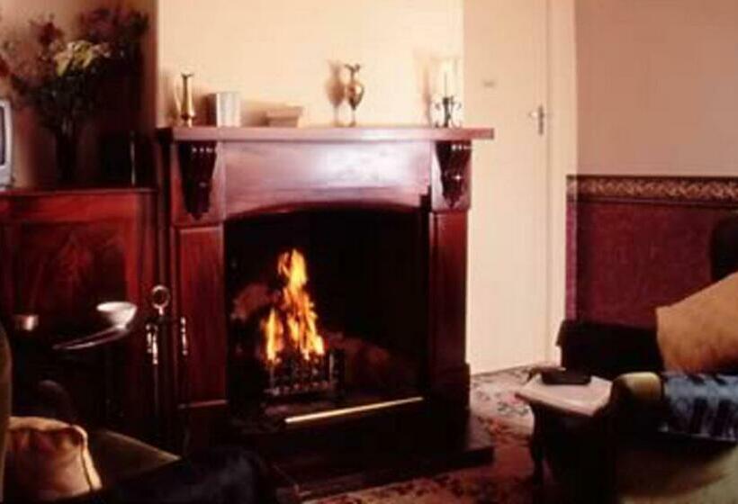 2ベッドルームハウス, Walnut Cottage