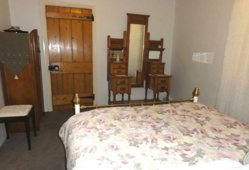 2ベッドルームハウス, Walnut Cottage