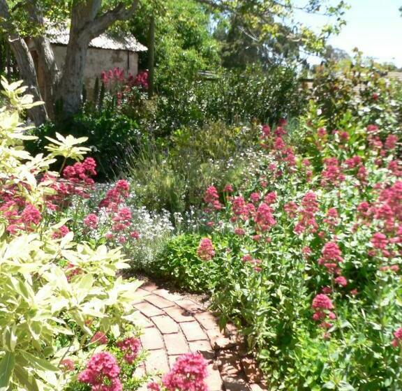 2ベッドルームハウス, Walnut Cottage