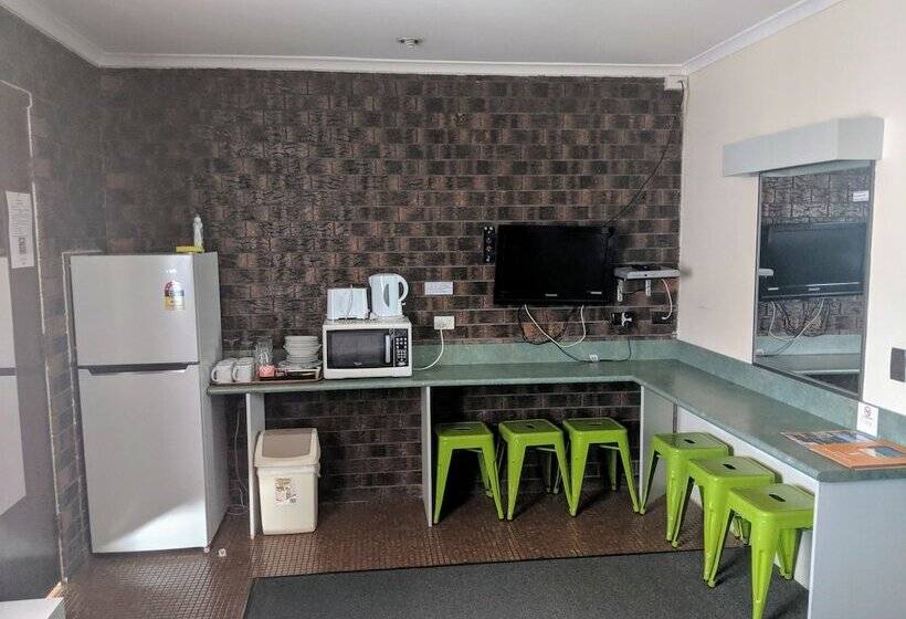 غرفة عائلية, City Lights Motel