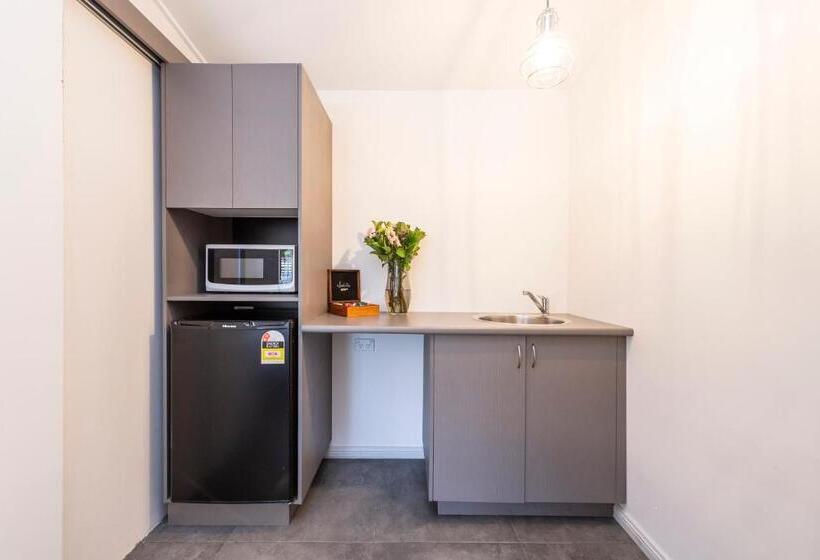 家庭间, Fern Bay Motel