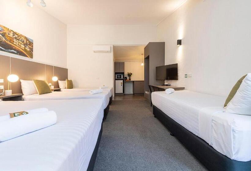 اتاق خانوادگی, Fern Bay Motel