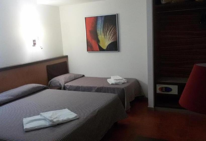 غرفة قياسية ثلاثية, Bed&business