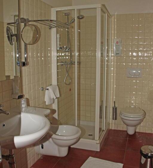 غرفة قياسية ثلاثية, Bed&business