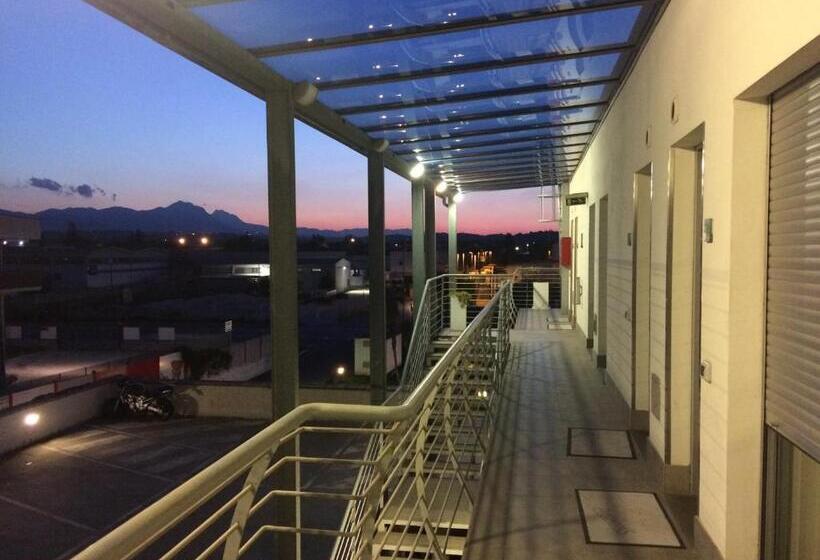 غرفة قياسية ثلاثية, Bed&business