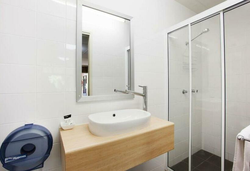 شقة غرفتين, Nightcap At Dalrymple