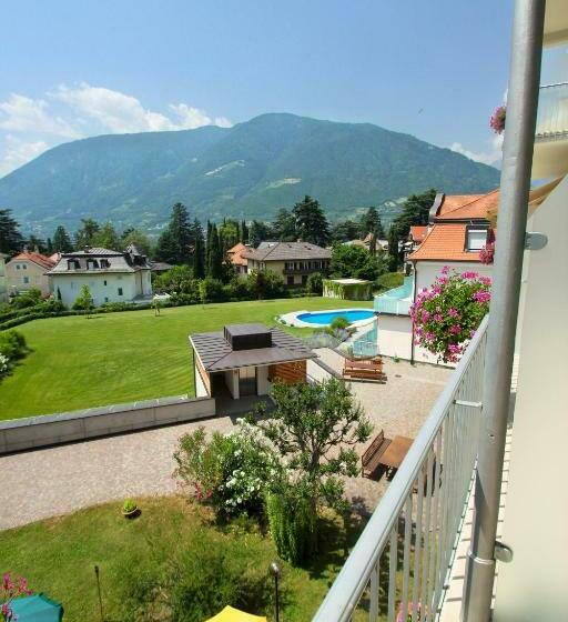 带阳台的标准单人间, Filipinum