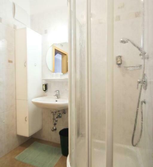 一楼标准间, Filipinum