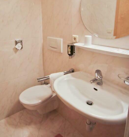 带阳台的标准单人间, Filipinum