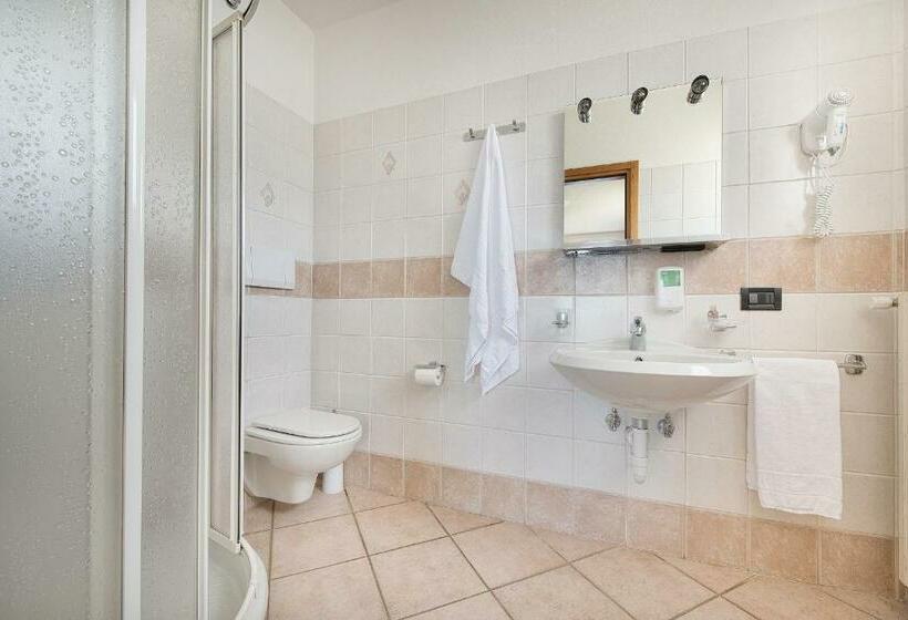 اتاق استاندارد چهار تخته, Gallo Cedrone