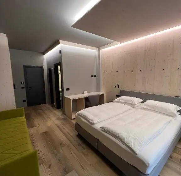 Deluxe Kolmen Hengen Huone, Miravalle