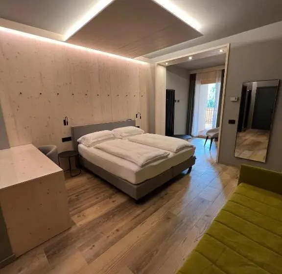 Deluxe Kolmen Hengen Huone, Miravalle