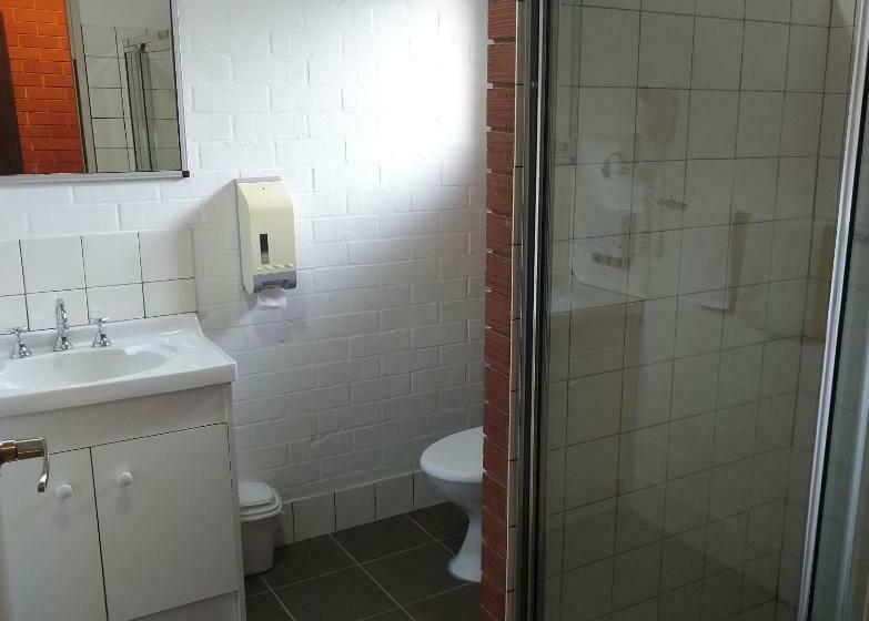 اتاق خانوادگی, Junction Motel Wagga