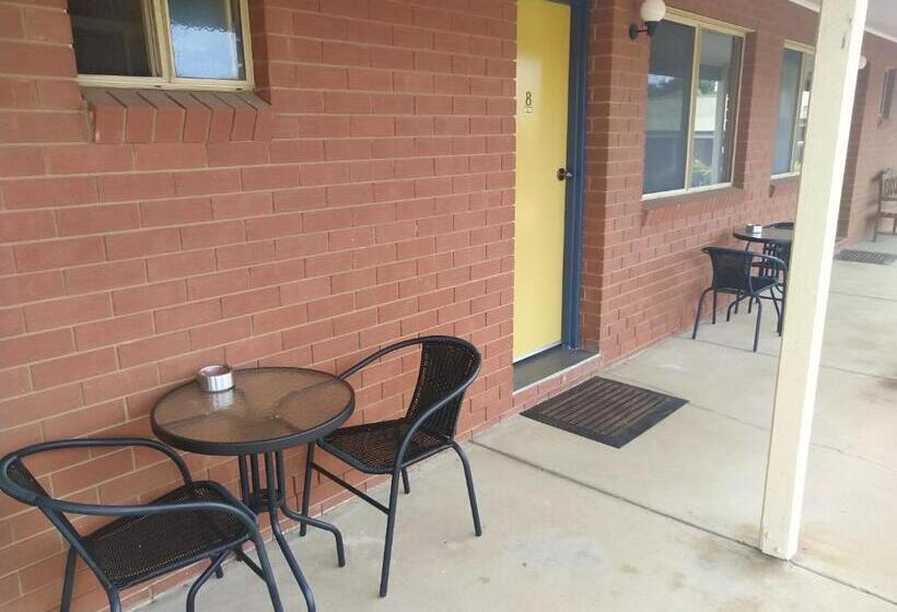 اتاق خانوادگی, Junction Motel Wagga