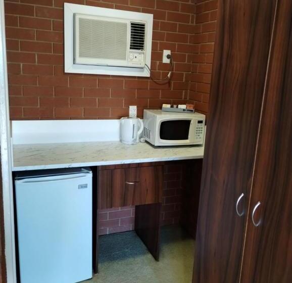 اتاق خانوادگی, Junction Motel Wagga
