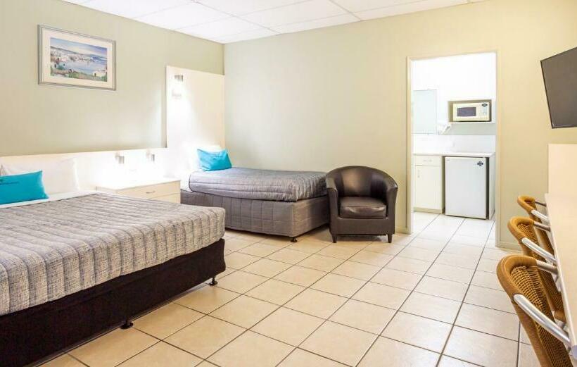 اتاق استاندارد سه نفره, Matilda Motel