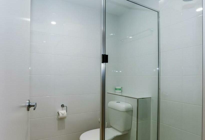 اتاق استاندارد سه نفره, Matilda Motel