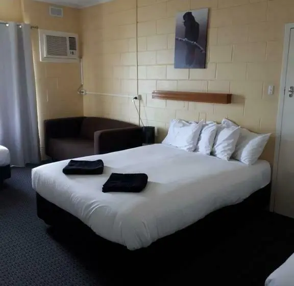 Perhehuone, Meningie Waterfront Motel