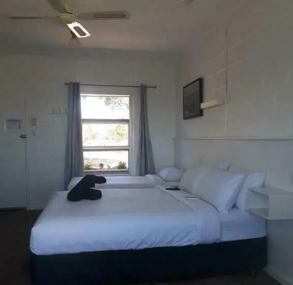 Perhehuone, Meningie Waterfront Motel