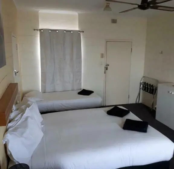 Perhehuone, Meningie Waterfront Motel
