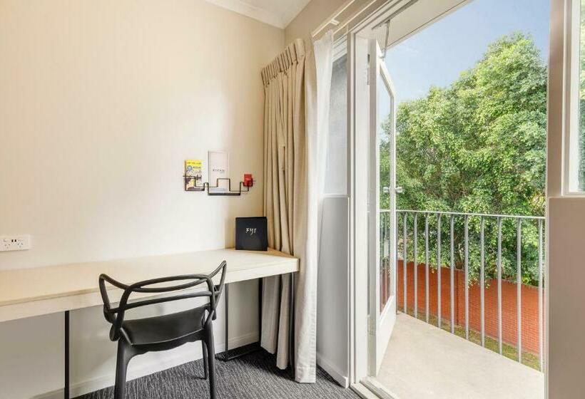 סטודיו משפחתי, Nightcap At Findon