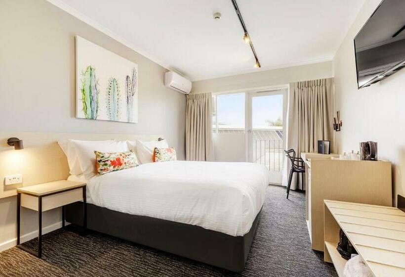 סטודיו משפחתי, Nightcap At Findon