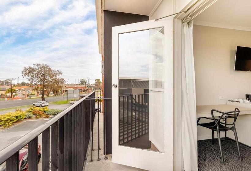 סטודיו משפחתי, Nightcap At Findon