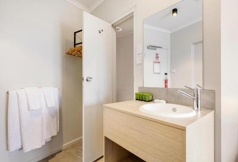 סטודיו משפחתי, Nightcap At Findon