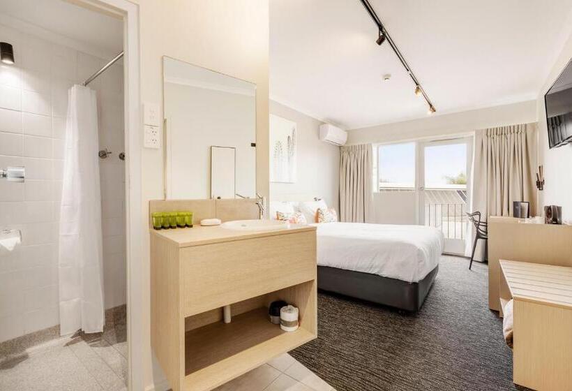 סטודיו משפחתי, Nightcap At Findon