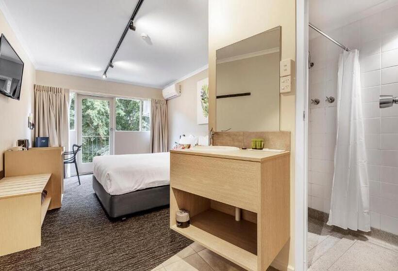 סטודיו משפחתי, Nightcap At Findon