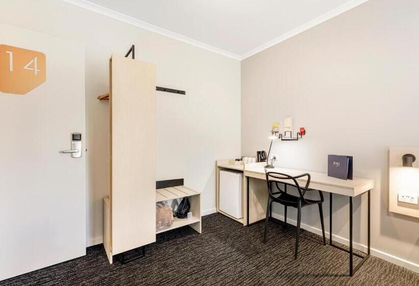 חדר סטודיו סטנדרד, Nightcap At Findon