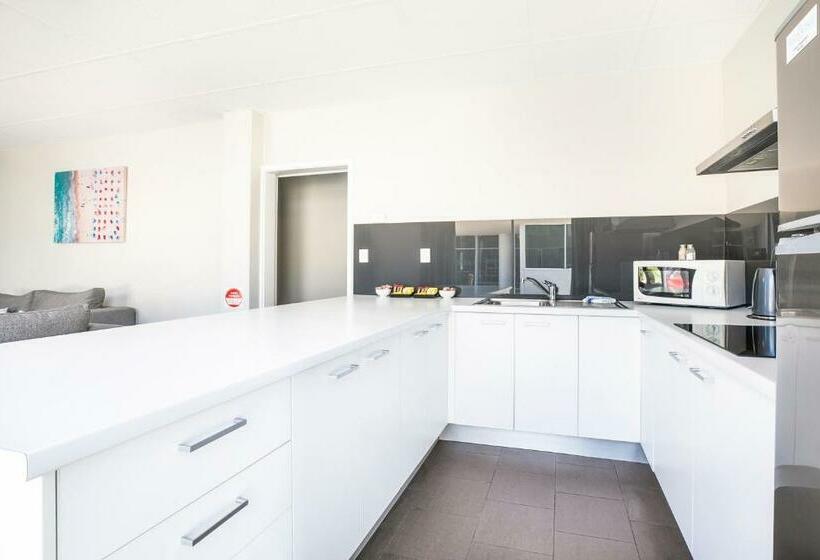 דירת שלושה חדרים, Nightcap At Watermark Glenelg