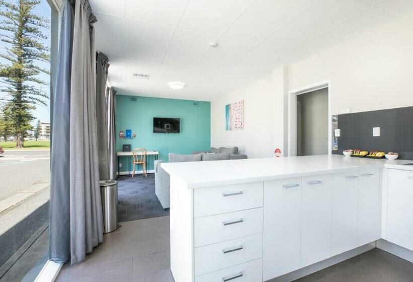 דירת שלושה חדרים, Nightcap At Watermark Glenelg