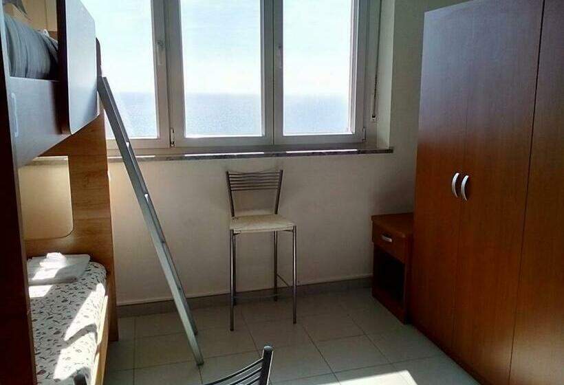 מיטה בחדר משותף, Perla Del Levante Hostel