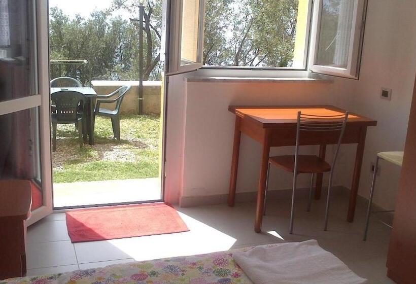 חדר סטנדרט נוף לים, Perla Del Levante Hostel