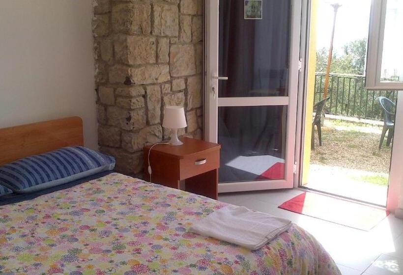 Номер Стандарт Вид на Море, Perla Del Levante Hostel