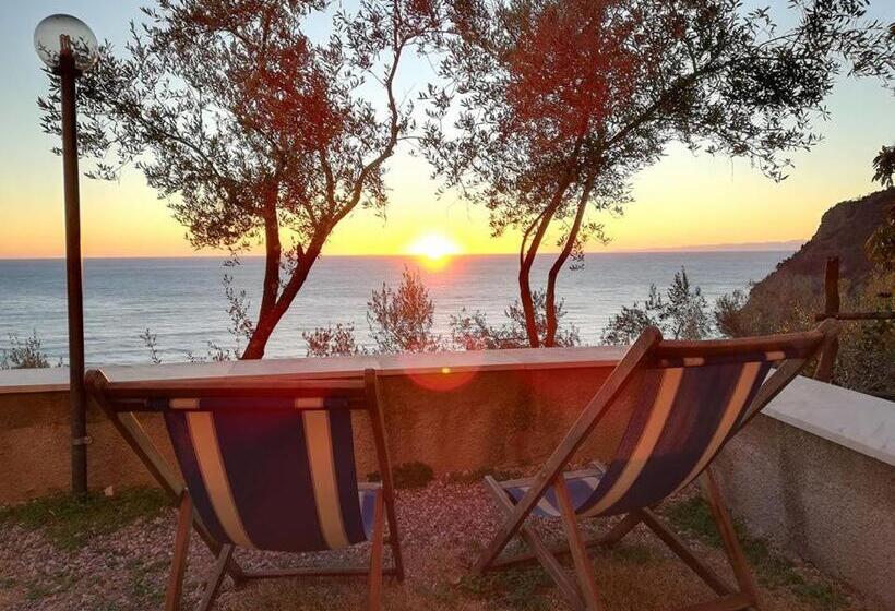 חדר סטנדרט לארבעה נוף לים, Perla Del Levante Hostel