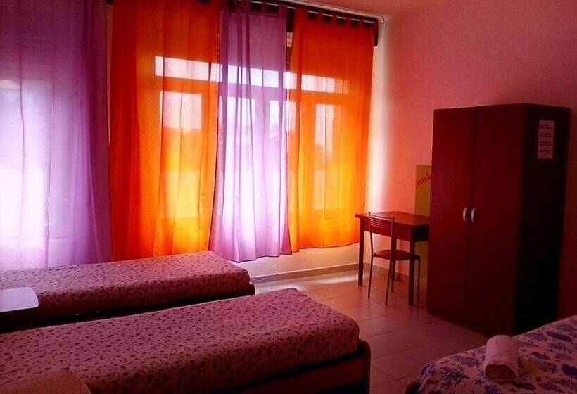 חדר סטנדרט לארבעה נוף לים, Perla Del Levante Hostel