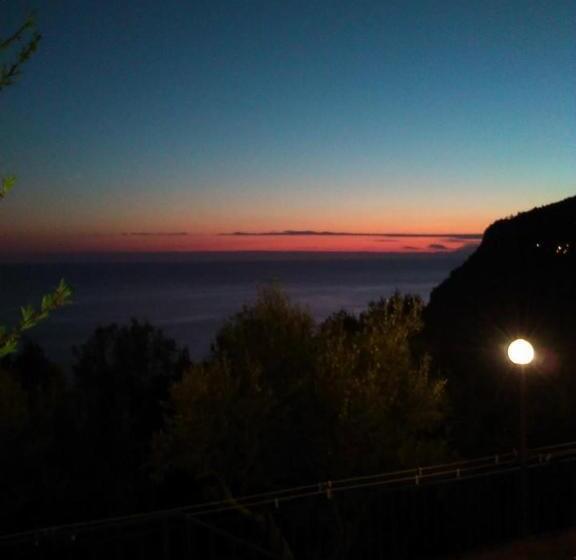 Четырехместный Номер Стандарт Вид на Море, Perla Del Levante Hostel