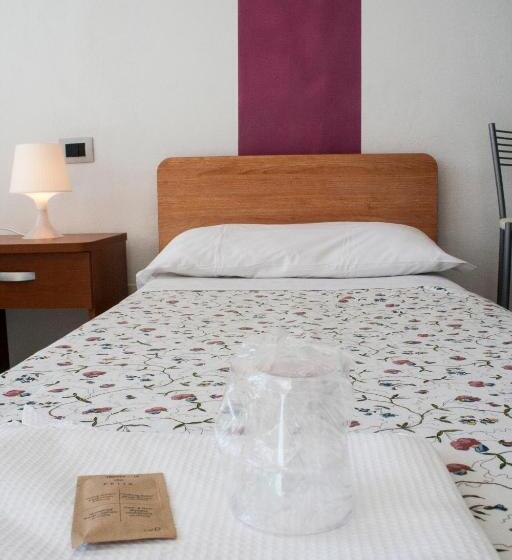 חדר סטנדרט לארבעה נוף לים, Perla Del Levante Hostel