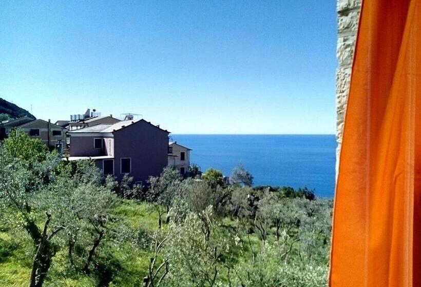 חדר סטנדרט לארבעה נוף לים, Perla Del Levante Hostel