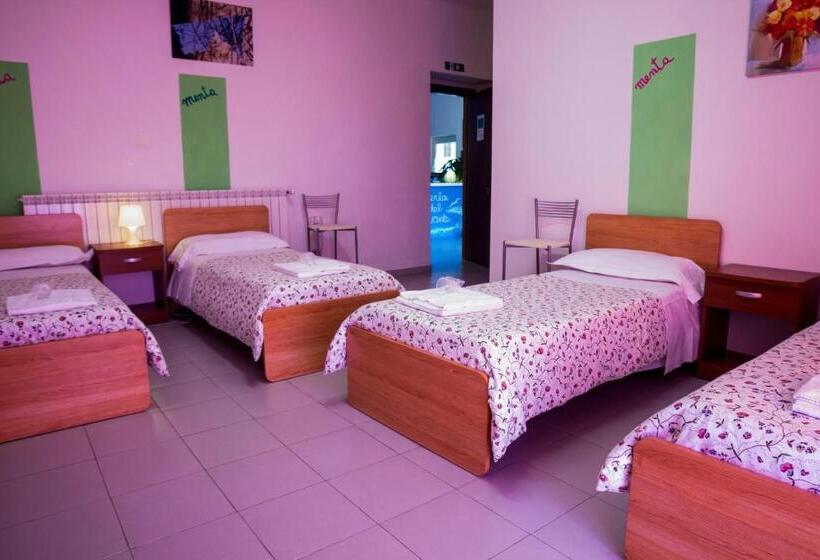 Четырехместный Номер Стандарт Вид на Море, Perla Del Levante Hostel