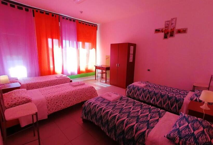 חדר סטנדרט לארבעה נוף לים, Perla Del Levante Hostel