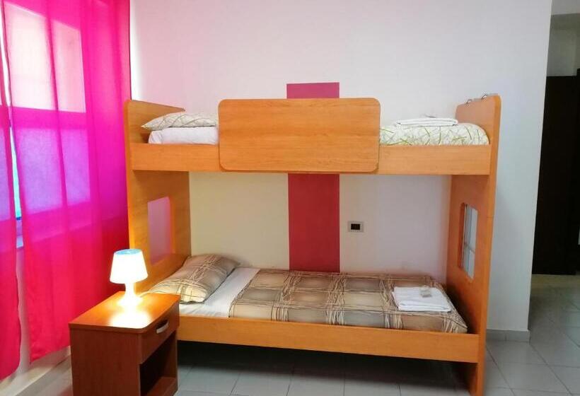 חדר משפחתי, Perla Del Levante Hostel