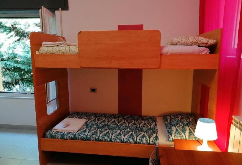 חדר משפחתי, Perla Del Levante Hostel