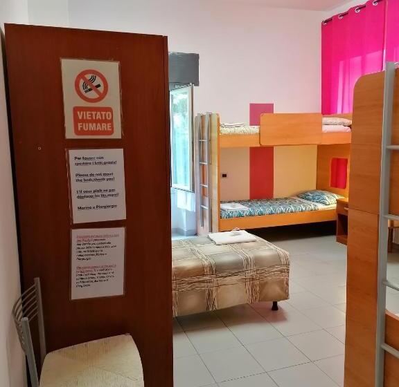 חדר משפחתי, Perla Del Levante Hostel